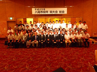 s-済・関大9月号・八尾市役所関大会総会写真.jpg