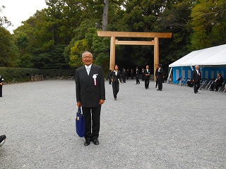 s-済・関大11月号・寺内会長伊勢神宮写真１.jpg